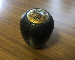 Nissan-Datsun-Bluebird-SSS-910-TRX-gear-knob-1